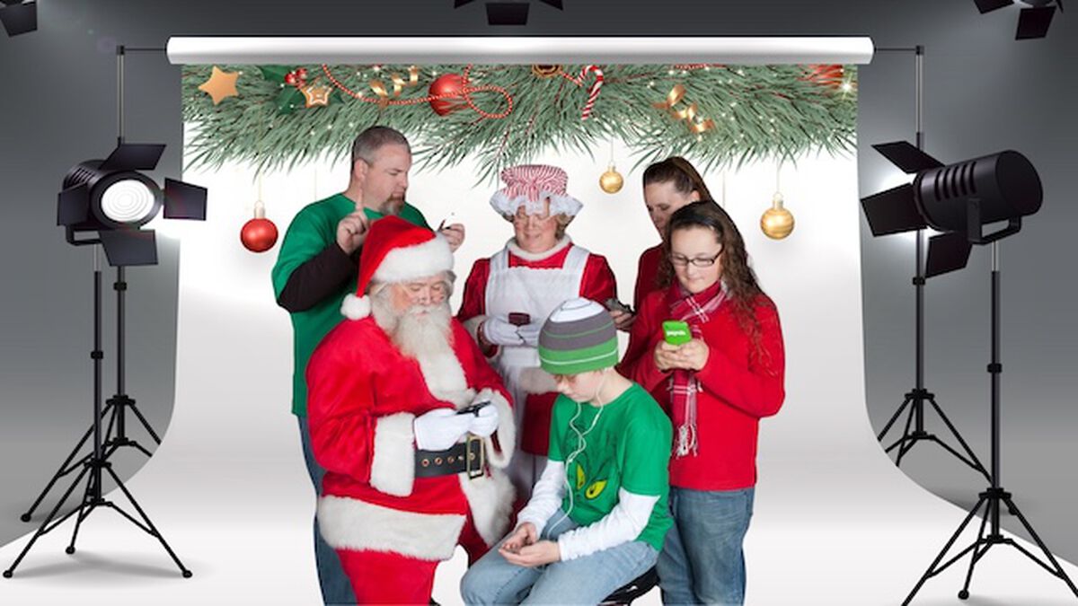 Awkward Christmas Family Photo Shoot image number null